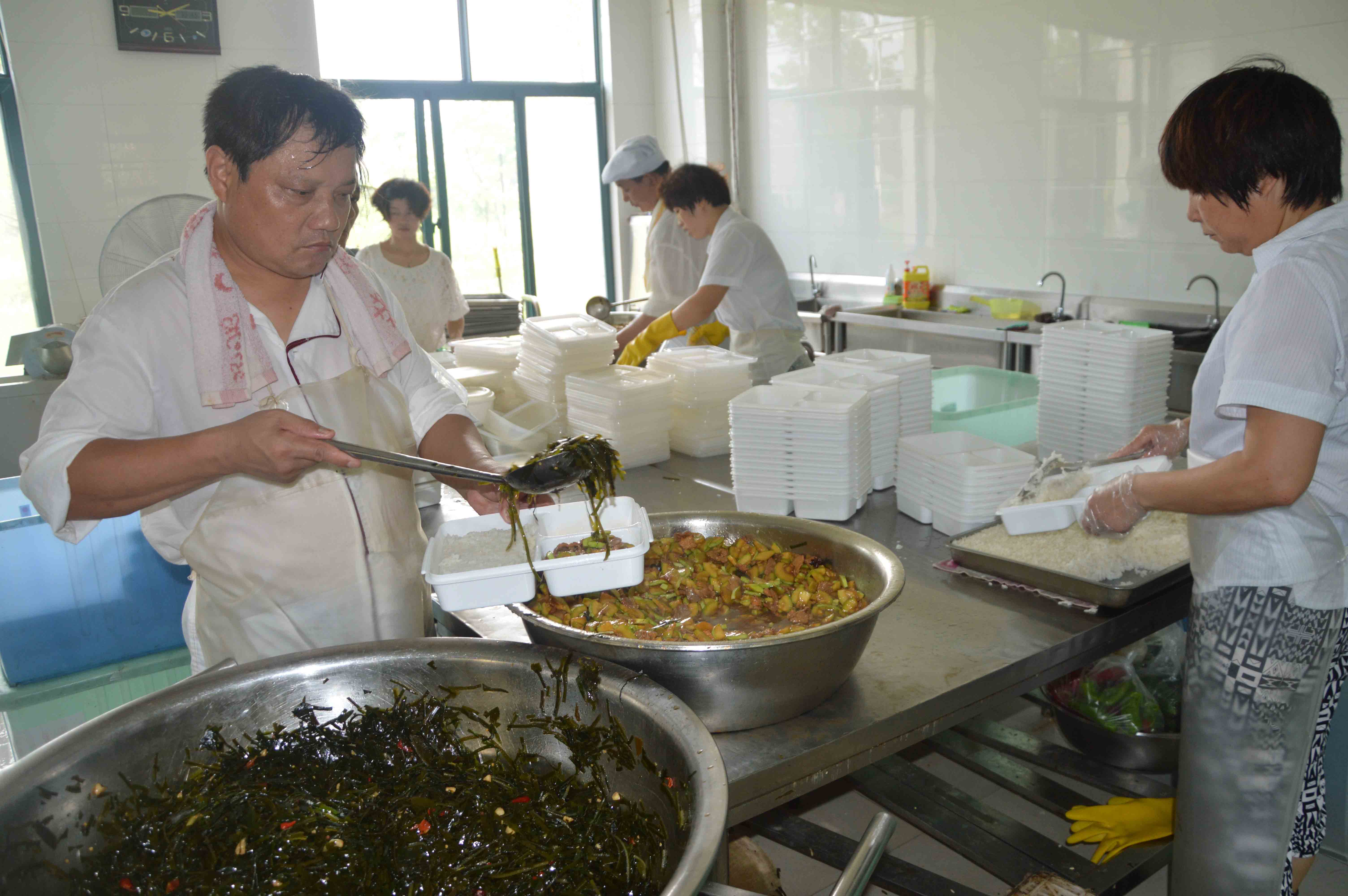 5 高温下的公交餐饮配送中心工作人员.jpg