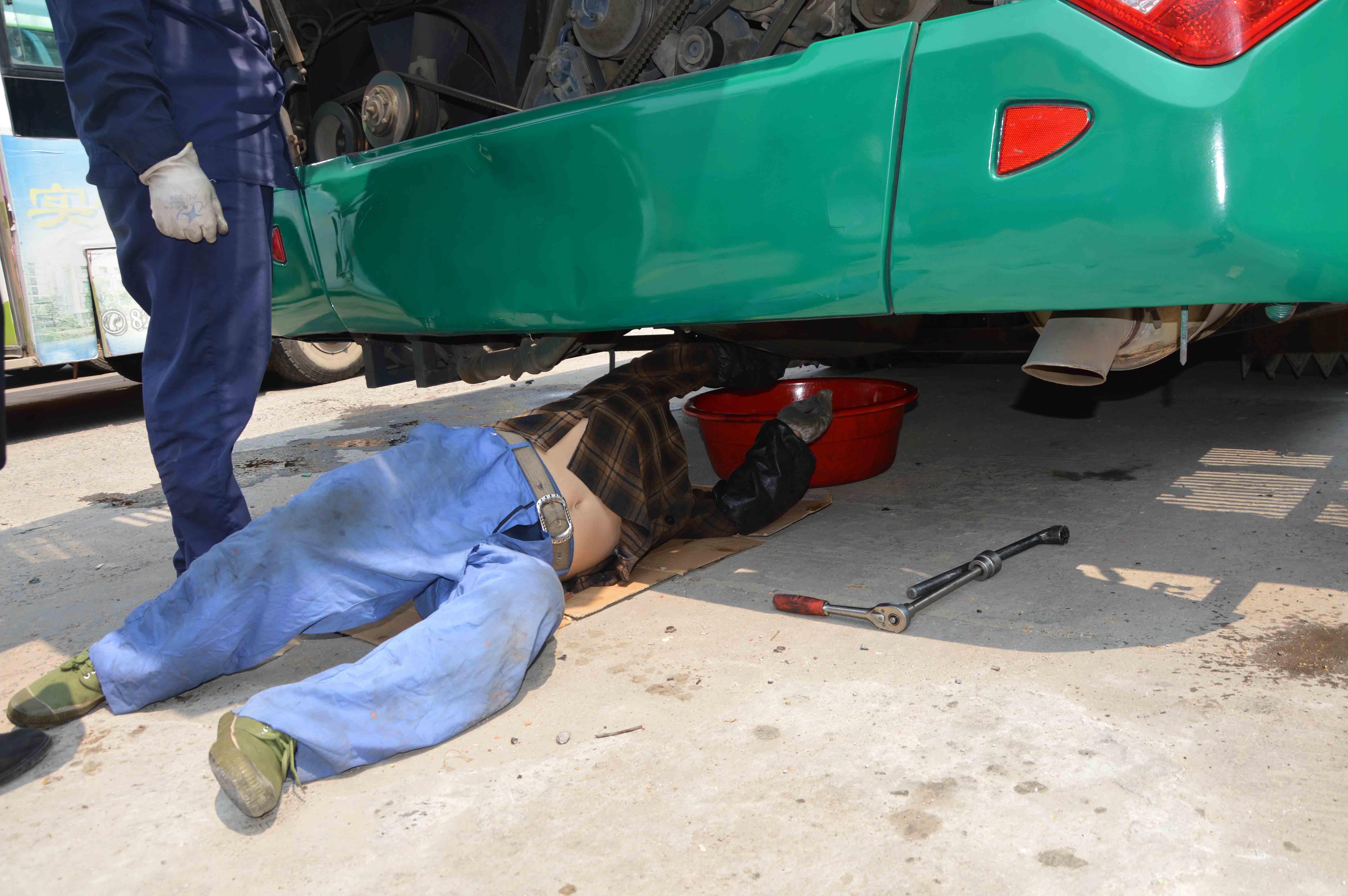 3 公交修理工高温下抢修2.JPG