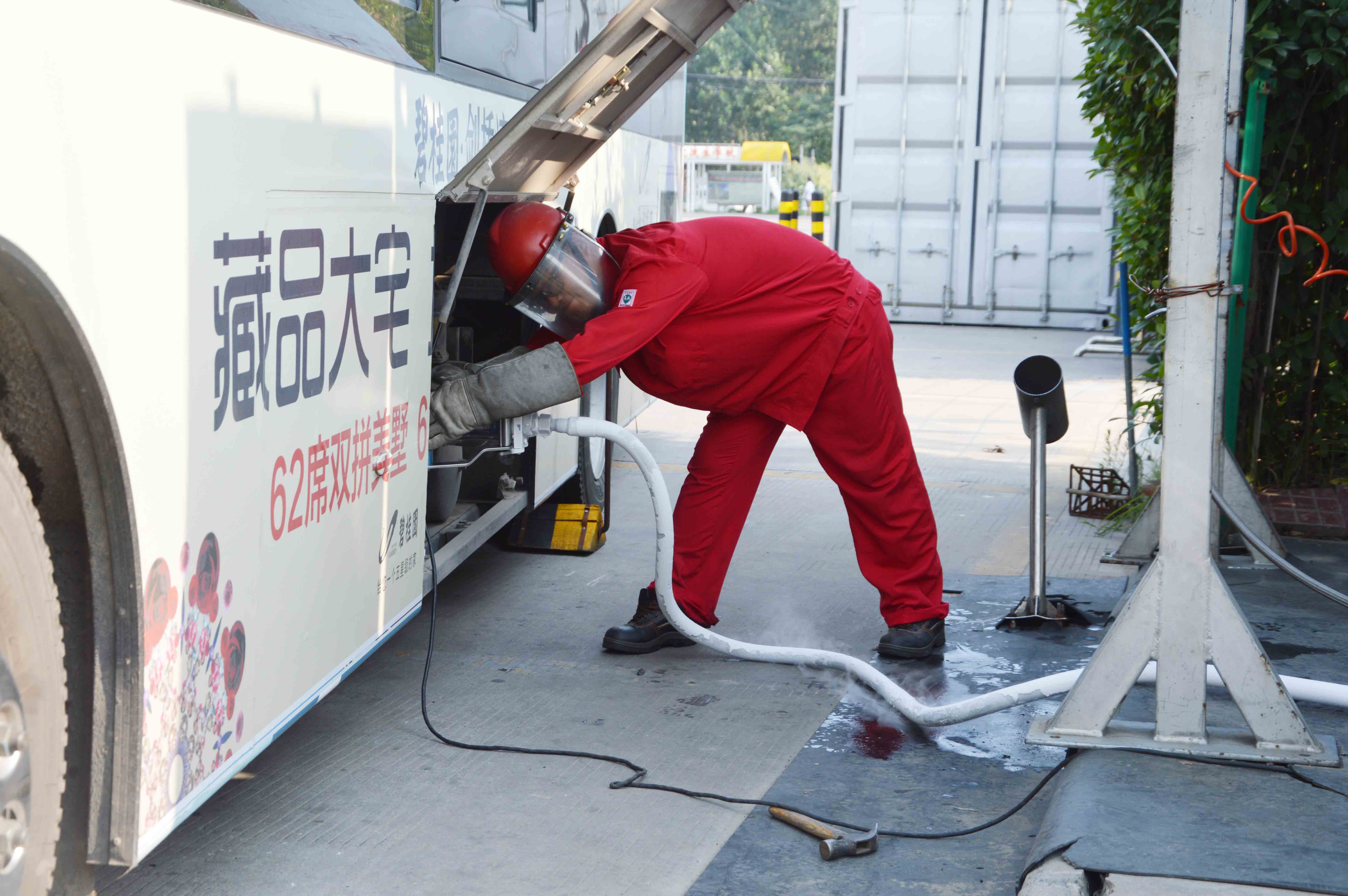 4 加气员在给公交车加气.jpg